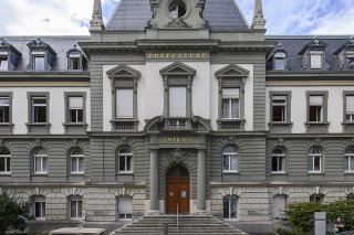C'est un procès très particulier qui s'est ouvert mardi devant le tribunal régional à Bienne. Un homme doit répondre d'assassinat pour un crime commis en 1999.